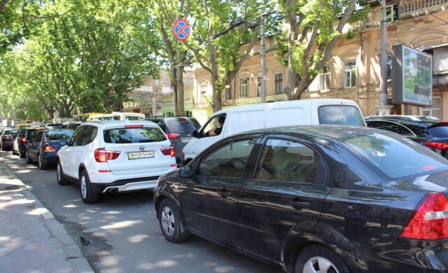 Ноу-хау влади обернулося транспортним колапсом в Одесі, відео: де не проїхати