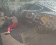 Шла по тротуару: Tesla снесла женщину на своем пути в Одессе, фото