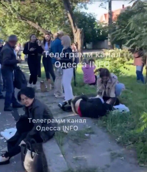 В маршрутке дыра, люди лежат на земле: появились кадры с места масштабного ДТП в Одессе