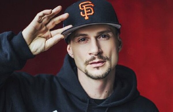 Син Чапкіса, який назавжди покинув Україну, похвалився своїм новим досягненням з дружиною: "Розвернись, покажи"