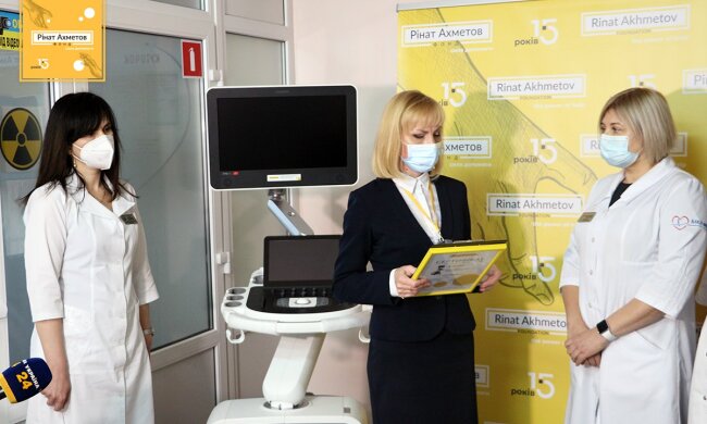 Фонд Рината Ахметова передал современный аппарат УЗИ медикам Харькова