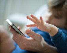 Медики объяснили, что ждет ребенка, который не отлипает от телефона: "может привести к..."