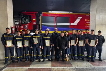 Голова Подільської РДА  Володимир Наконечний відзначив рятувальників ДСНС з нагоди Дня рятівника