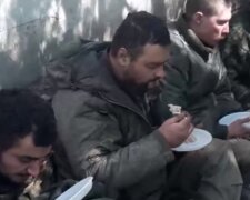 "Які вони жалюгідні": рф кинула окупантів босими і голодними, на відео показали полонених вояк