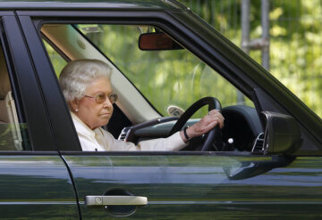 2014 год. Елизавета Вторая наблюдает из своего автомобиля за гонками гран-при, проходящими в Виндзор