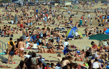 лето пляж песок отдыхающие солнце зонтики люди