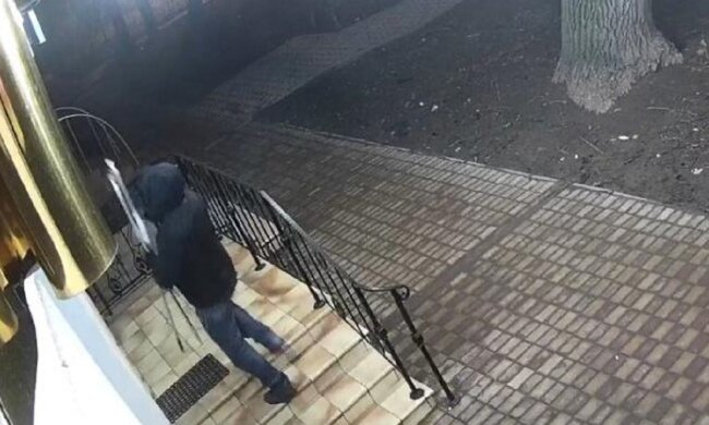 Спритний грабіжник поодинці обніс магазин в Одесі: "Збиток на мільйон", відео