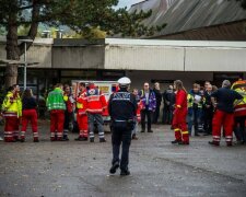 sanitaeter-und-polizisten-vor