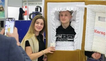 Показ "траурной моды" в москве: для россиян организовали выставку ритуальных услуг, фото