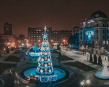 В Харькове открыли еще одну новогоднюю елку, фото: "курсирует поезд с машинистом"