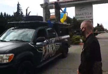 Разгневанные украинцы штурмуют дом Зеленского, президент с женой затаились: кадры с места