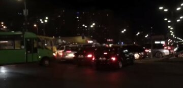 Київ паралізували масштабні затори через поломку світлофора: страхітливі кадри