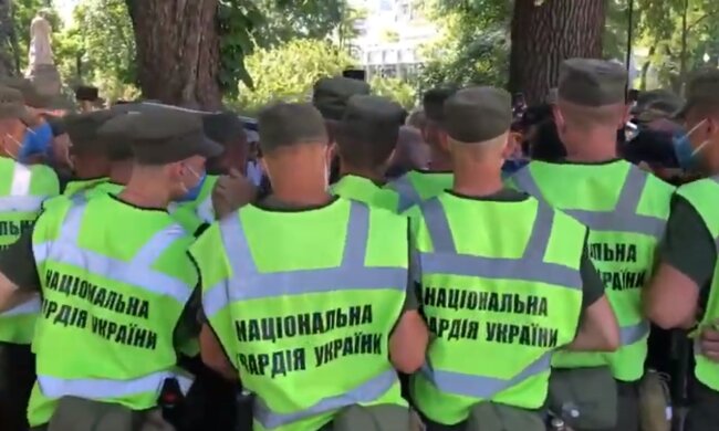 Українці збунтувалися в центрі Києва, до Ради кинули силовиків: кадри подій