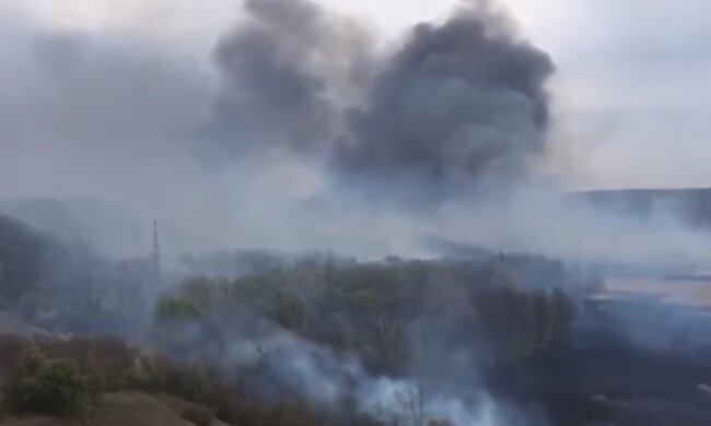 Нова масштабна пожежа підбирається до Києва, на допомогу піднято техніку: "знищено три..."