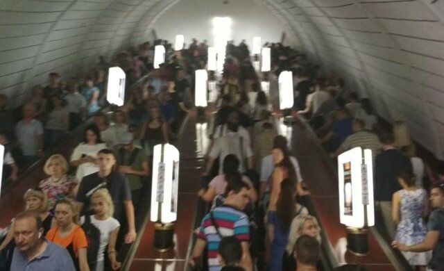 ЧП случилось в метро Киева, людей экстренно эвакуировали, движение остановилось: что произошло