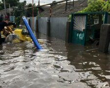 Рекордный ливень накрыл Одессу: улицы ушли под воду, людей сбивали потоки воды