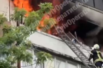 Потужна пожежа розгорілася в багатоповерхівці в Києві, знайдено тіло жінки: кадри з місця подій