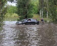 Стихія пронеслася по Одеській області: «місто пішло під воду», кадри лиха