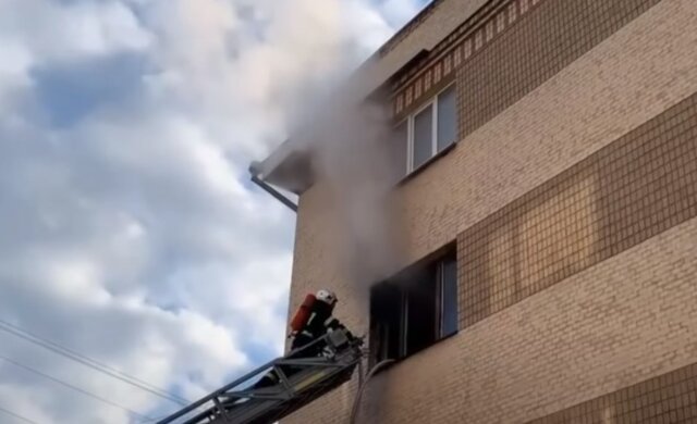 Пожар охватил многоэтажку в Ровно, женщина выпрыгнула из окна: кадры ЧП