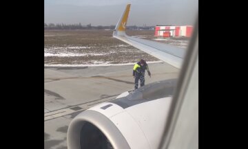 За крок від катастрофи: пасажир помітив зайвий предмет на крилі літака рейсу Одеса-Стамбул