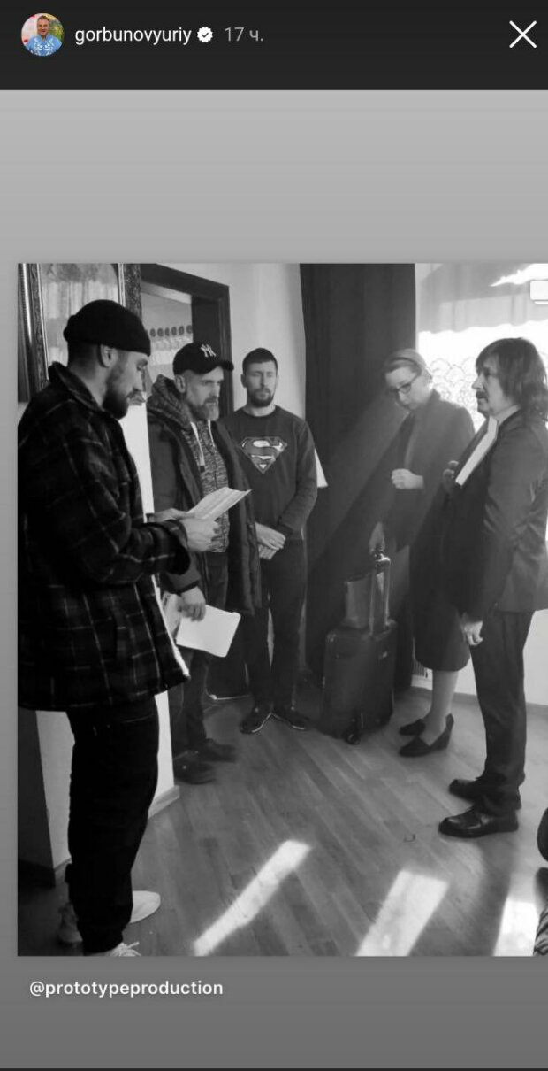 Юрій Горбунов показав себе з вусами та довгим волоссям під час зйомок ...