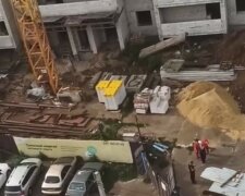НП на будівництві в Харкові: балка впала на робітника, кадри з місця