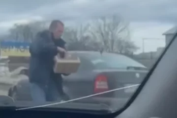 "Поки солдат РФ годують простроченим пайком": у Тернополі біженцям роздають їжу прямо на трасі, відео