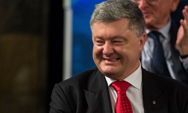 Порошенко приписал себе в заслугу ремонт дороги за бюджетные средства, которую уничтожили фуры его завода - Гладких