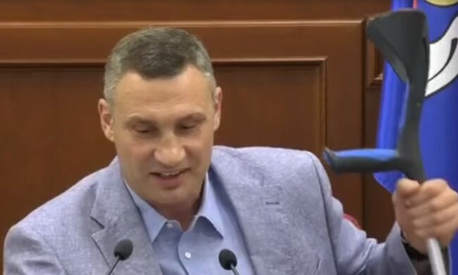 Кличко став на милиці і вибухнув погрозами, відео: "Опція для недбайливих"