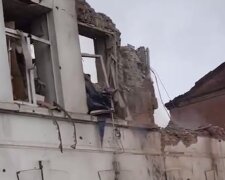 "Там завалило!": людей спасают из-под завалов после страшной атаки на центр города