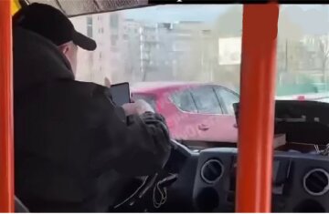 В Киеве водитель маршрутки удивил пассажиров своим занятием, видео: "Вместо подпевания шансона..."