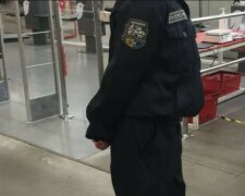 "Пришел с родителями": охранник супермаркета побил подростка, в дело вмешалась полиция
