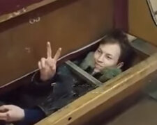 У Дніпрі хлопець вирішив сховатись у вагоні метро і застряг: відео курйозного випадку