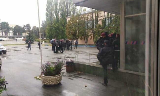 У Києві Олімпійський коледж намагалися захопити вдруге: "Зігнали багато поліції"
