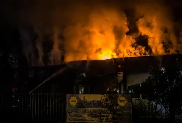 У Києві вогонь розбушувався в ресторані, полум'я повністю охопило заклад: деталі і кадри НП