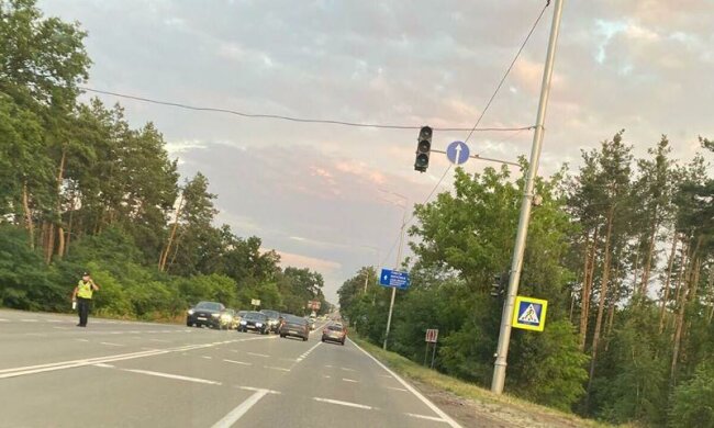 Полиция перекрыла движение, чтобы Зеленский добрался на дачу в Конче-Заспе: "Образуется очередь из..."