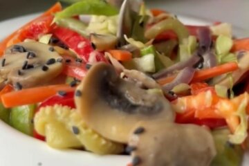 Полезный овощной салат к любому столу: вкусно, ярко и питательно