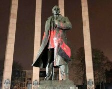 Во Львове облили краской памятник Бандере, суд вынес приговор: "четыре года заключения и..."