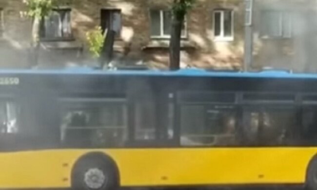 Тролейбус із пасажирами задимівся в Києві, кадри НП: "Встигли вчасно..."