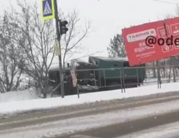 Грузовик с военными попал в аварию на трассе Одесса-Рени: "Решили через поле поехать"