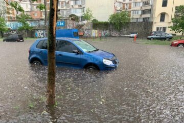 Київ пішов під воду через стихію, пливуть машини: кадри лиха