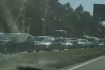 "Растянулась на несколько километров": на выезде из Киева образовалась масштабная пробка, видео