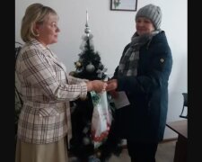Матери погибшего в Украине военного РФ вручили пакет мандаринок и открытку: "большая компенсация"