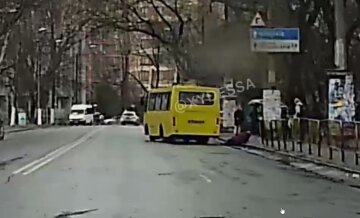 Пасажирка випала з маршрутки в Одесі: кадри зняли очевидці