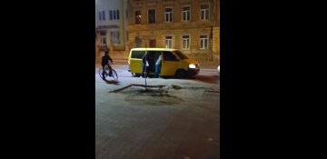 у Львові представники ТЦК силою запхали чоловіка в бус