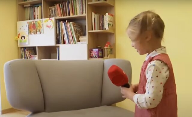 Четырехлетняя девочка покруче любого преподавателя учит украинскому языку, видео: "Не вилка, а виделка"