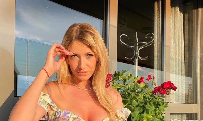 "Могутня Діва": Нікітюк без сорому посвітила бездонним декольте в легендарному образі