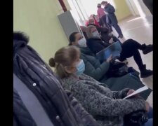 Всього два лікарі на район: величезні черги в поліклініці Одеси показали на відео