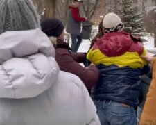 "Помогите!": в центре Харькова негодяй набросился на беременную и ее семью с ножом, видео