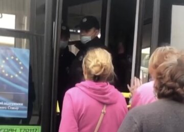 "У кожну маршрутку по поліцейському": у Харкові патрульні влаштували рейди в громадському транспорті, відео